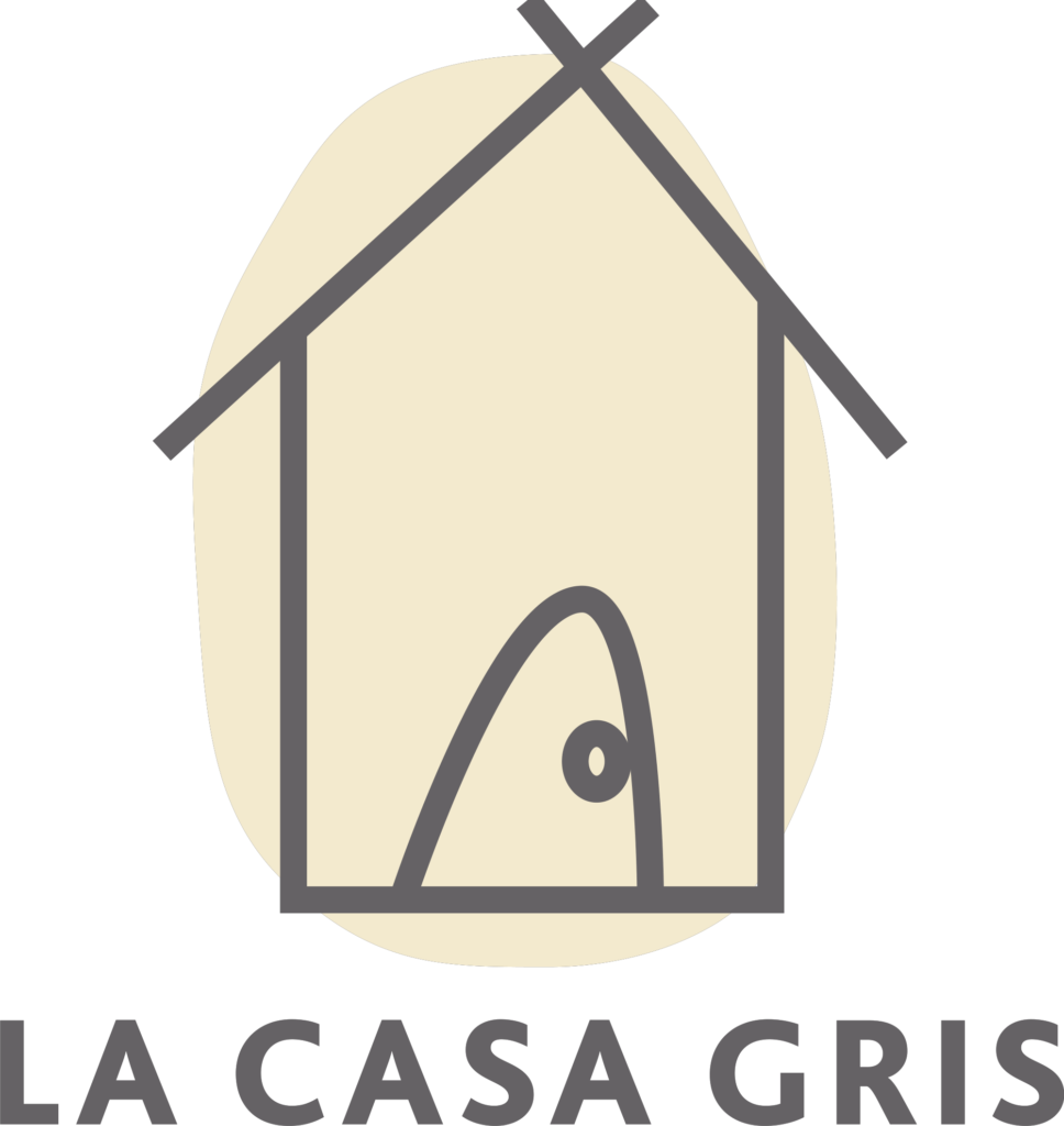 logo de los apartamentos en tudela la casa gris
